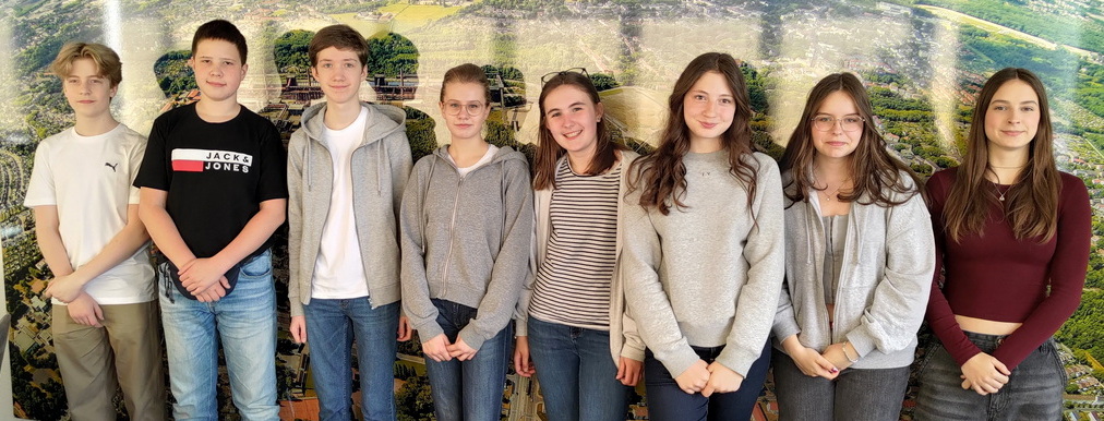 Projektgruppe der Stufe 9 hält auf Einladung Vortrag im Ratssaal vor dem Oberbürgermeister und der Präsidentin des Oberlandesgerichts Hamm