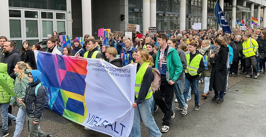 Schule bleibt bunt || Demo war voll Erfolg