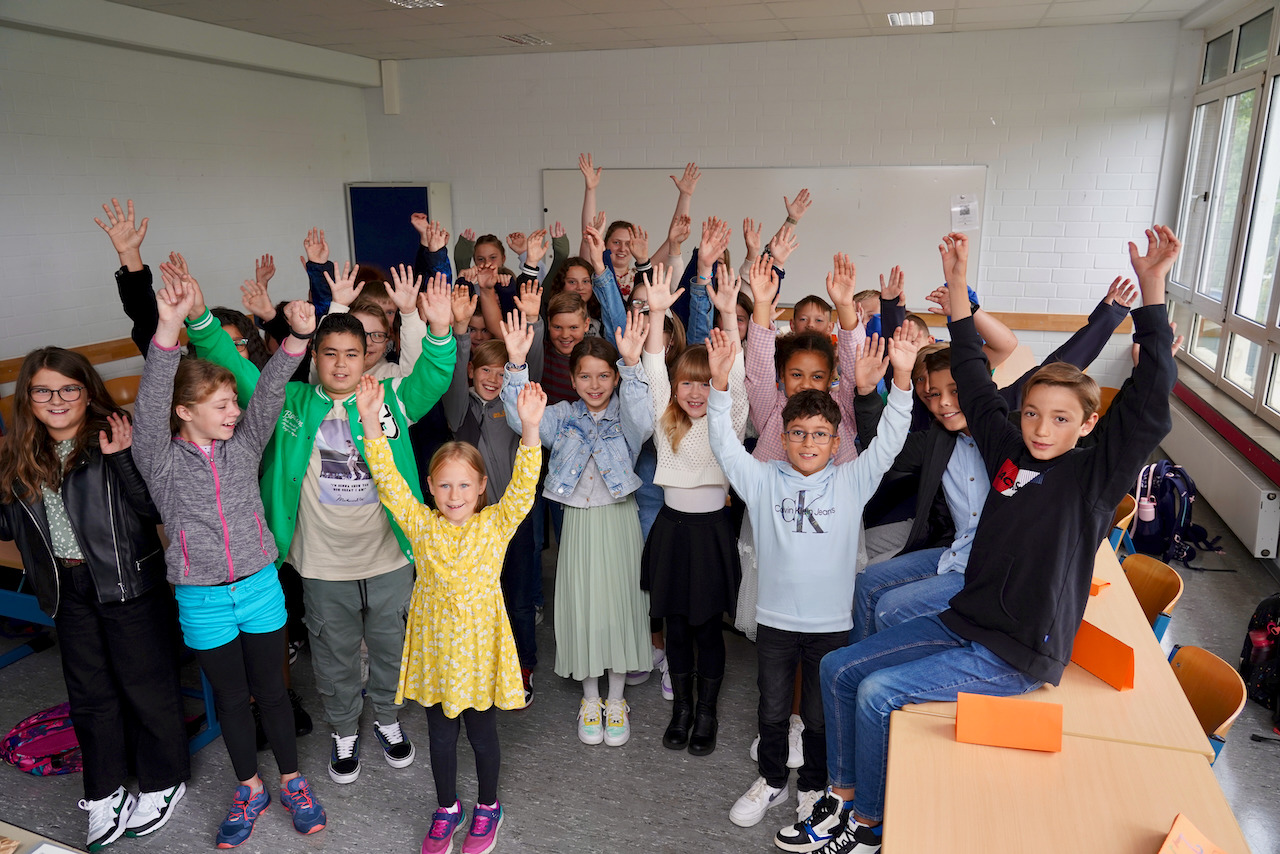 Die neuen 5er sind da! In unserer Schule, einem Haus aus bunten Steinen...